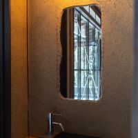 三田市三田町の賃貸物件/土壁に鏡が埋め込まれた洗面所