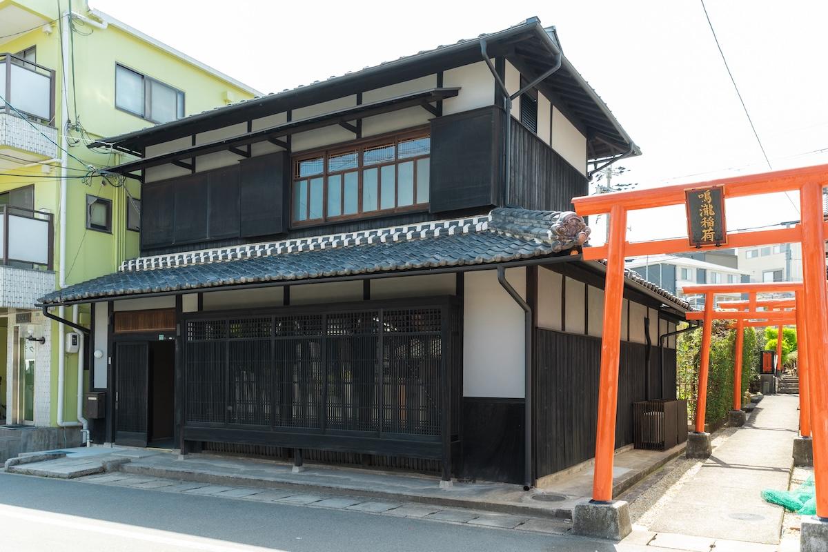 三田市三田町の賃貸物件/町家の隣にはお稲荷さん