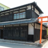 三田市三田町の賃貸物件/町家の隣にはお稲荷さん