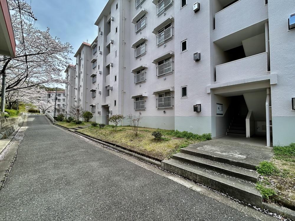 神戸市垂水区塩屋町の賃貸物件/団地の外観。