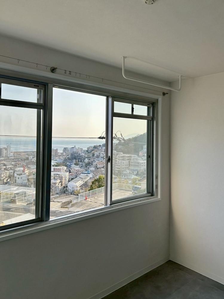神戸市垂水区塩屋町の賃貸物件/窓からの眺め、遠くに海が見えます。