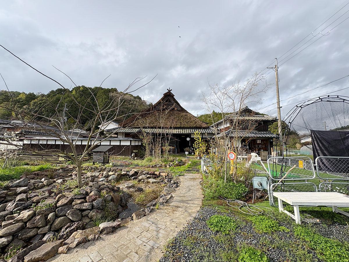 丹波篠山市北嶋の売買物件/庭からの外観、広いです