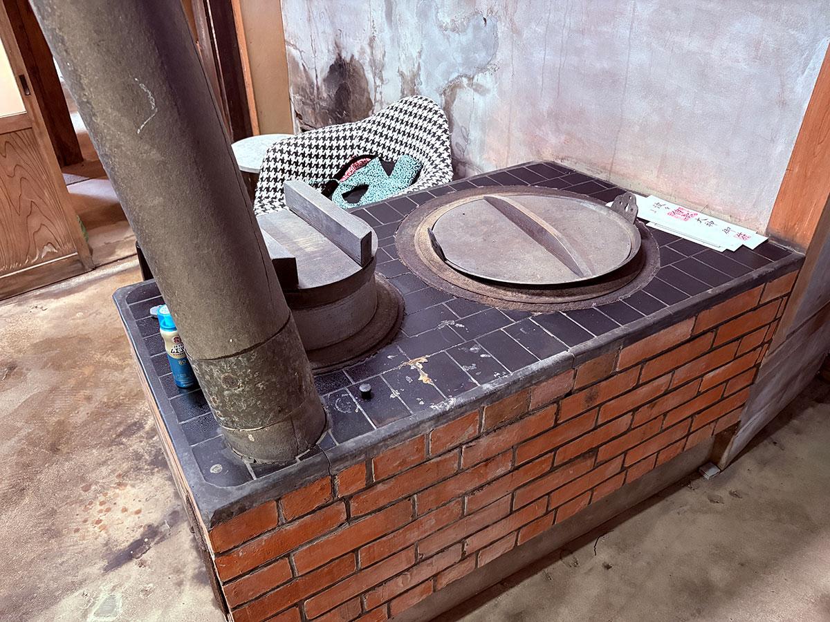 丹波篠山市北嶋の売買物件/土間玄関の奥におくどさん