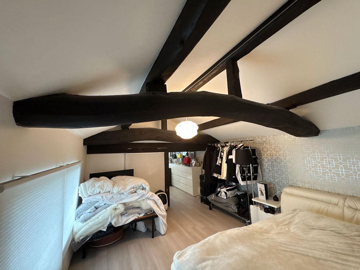 丹波篠山市北嶋の売買物件/居住区画2F、天井は低めです。