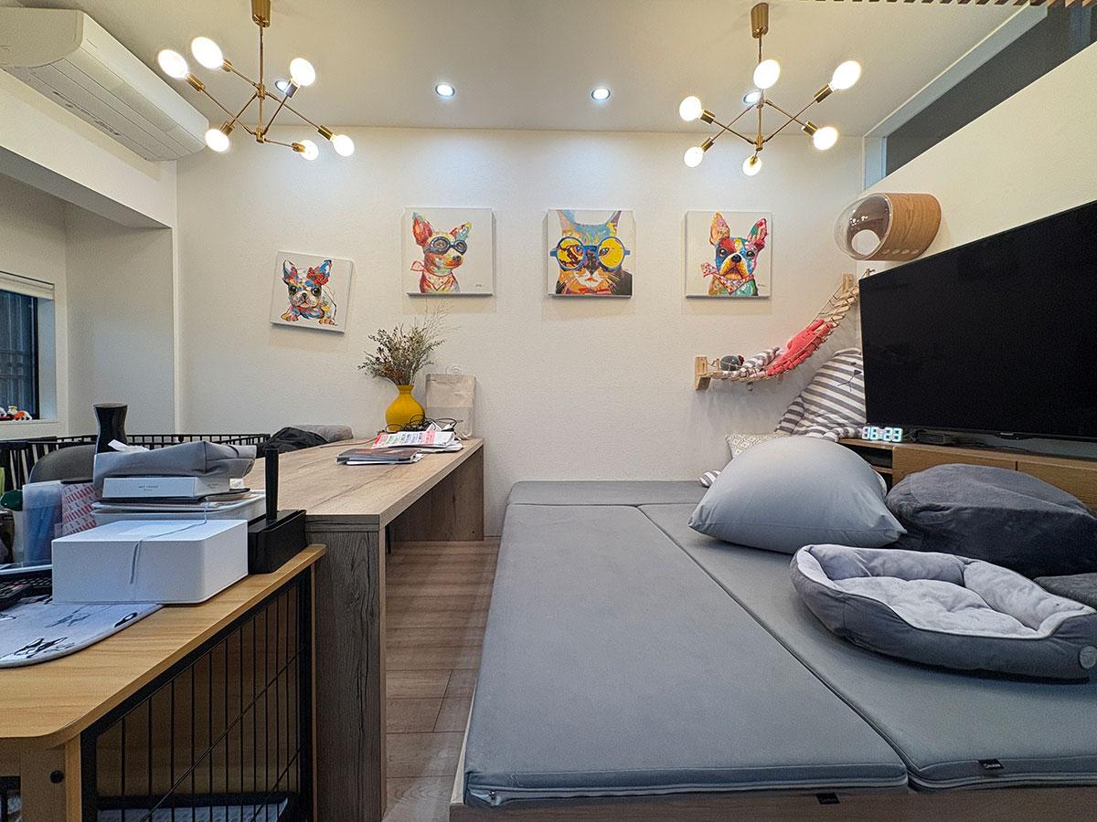 丹波篠山市北嶋の売買物件/居住区画のリビング。古民家の牛舎の中とは思えない。