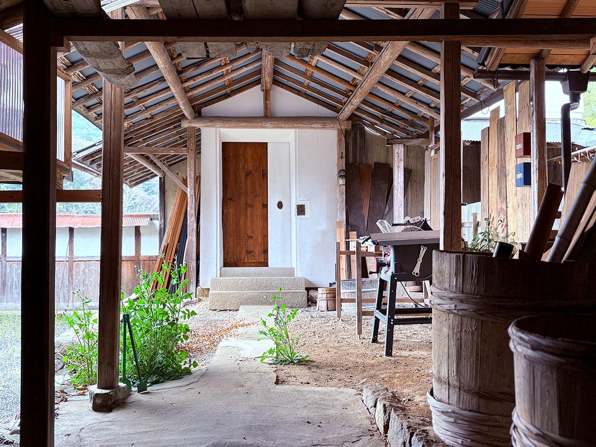 丹波篠山市北嶋の売買物件/蔵への通路