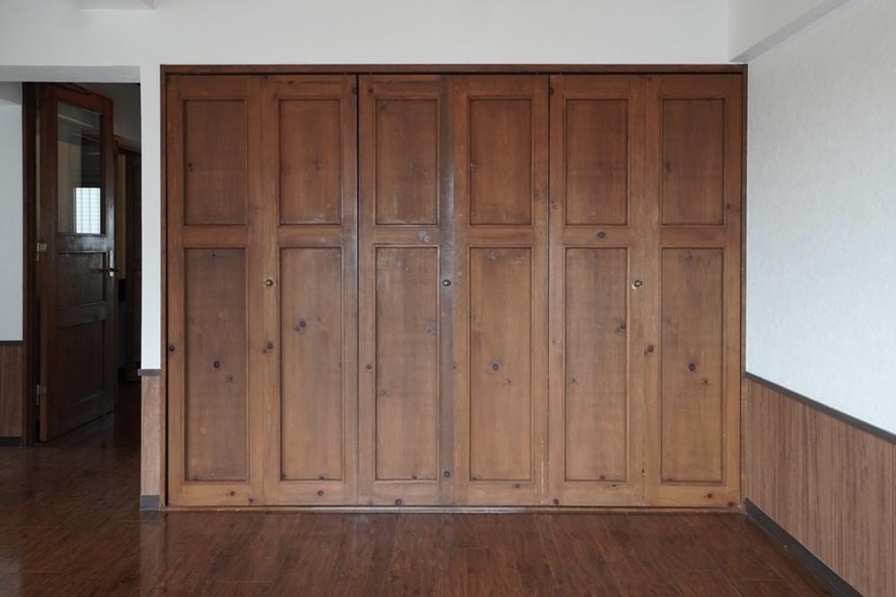 西宮市南越木岩町の賃貸物件/壁一面に並ぶ、存在感のある収納