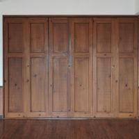 西宮市南越木岩町の賃貸物件/壁一面に並ぶ、存在感のある収納