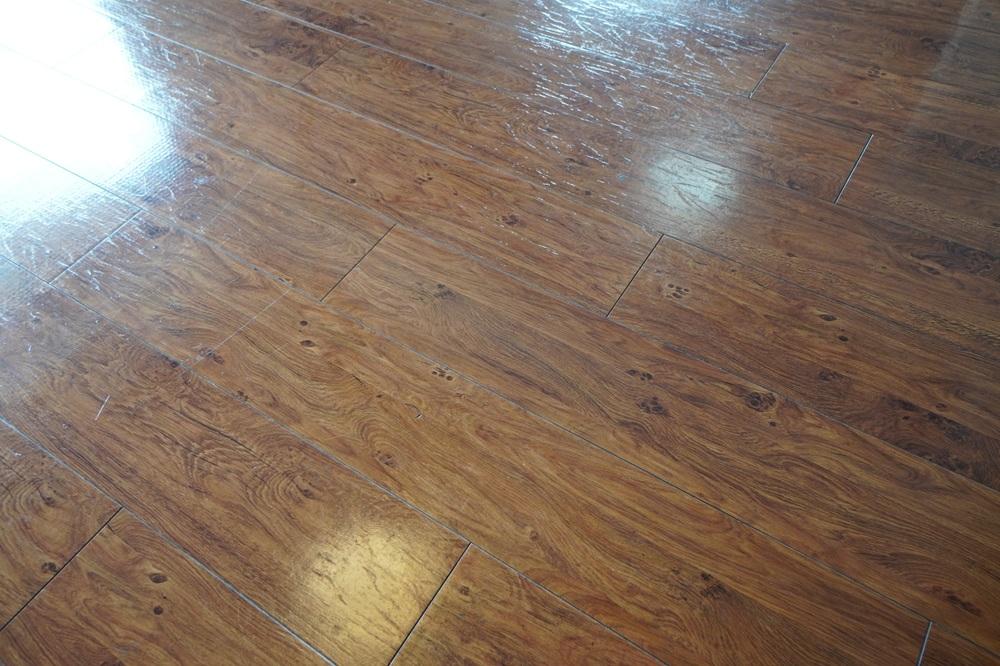 西宮市南越木岩町の賃貸物件/床にも無垢材が使われている