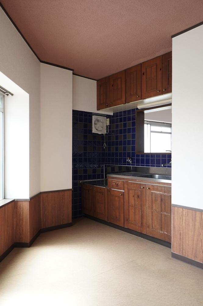 西宮市南越木岩町の賃貸物件/深い青のタイルと木の扉が印象的なキッチン