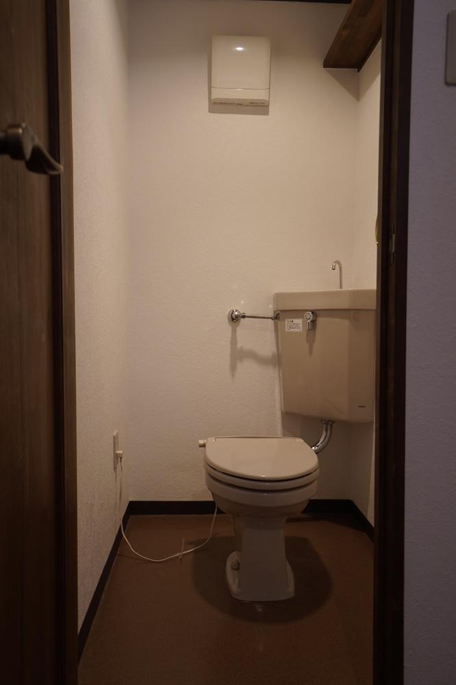 西宮市南越木岩町の賃貸物件/少し古さが残るトイレ
