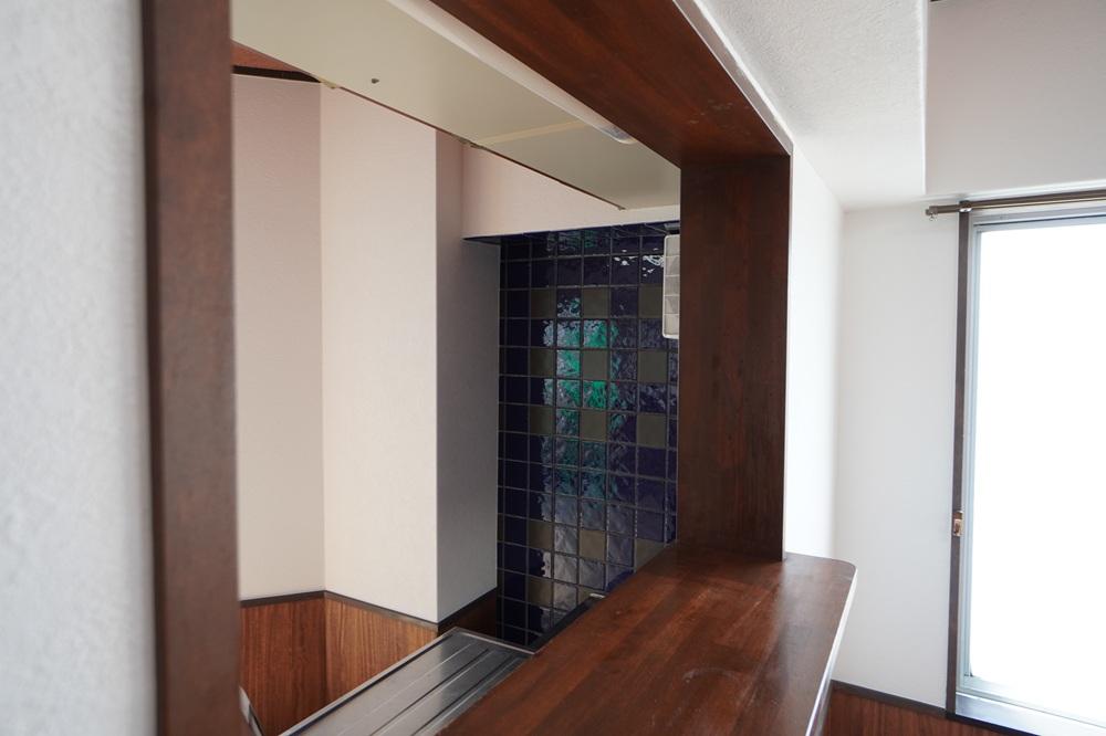 西宮市南越木岩町の賃貸物件/配膳口があり、キッチンとつながってる