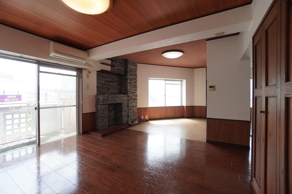 西宮市南越木岩町の賃貸物件/リビングに入ると、まず目に入る暖炉のオブジェ