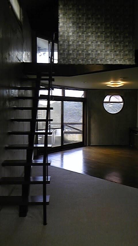 西宮市山口町船坂の売買物件/オープンな階段を登って2階へ