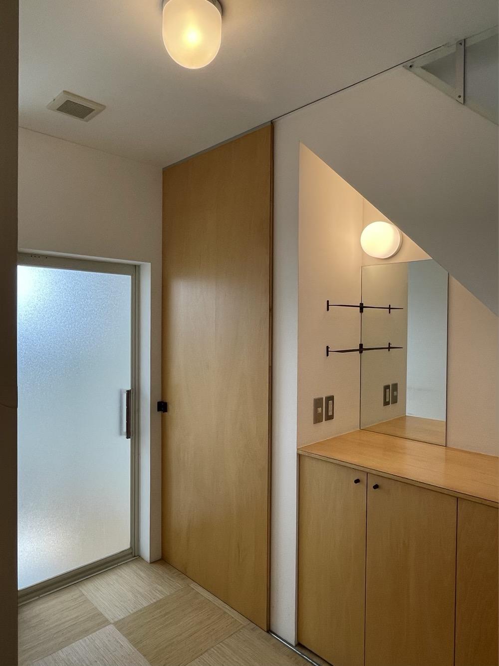 神戸市西区前開南町の売買物件/明るい脱衣室。この扉の奥に洗濯機が収納されています