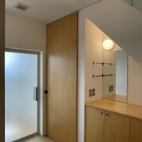 神戸市西区前開南町の売買物件/明るい脱衣室。この扉の奥に洗濯機が収納されています