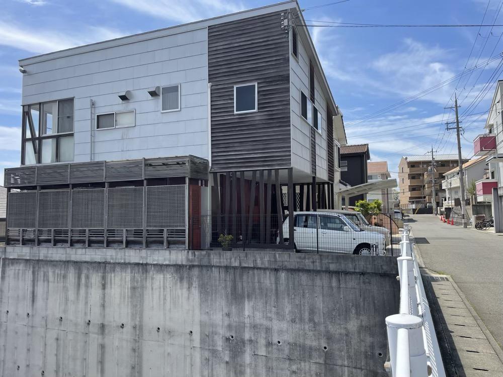 神戸市西区前開南町の売買物件/擁壁の上にあり、お隣と高低差があります