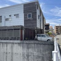 神戸市西区前開南町の売買物件/擁壁の上にあり、お隣と高低差があります