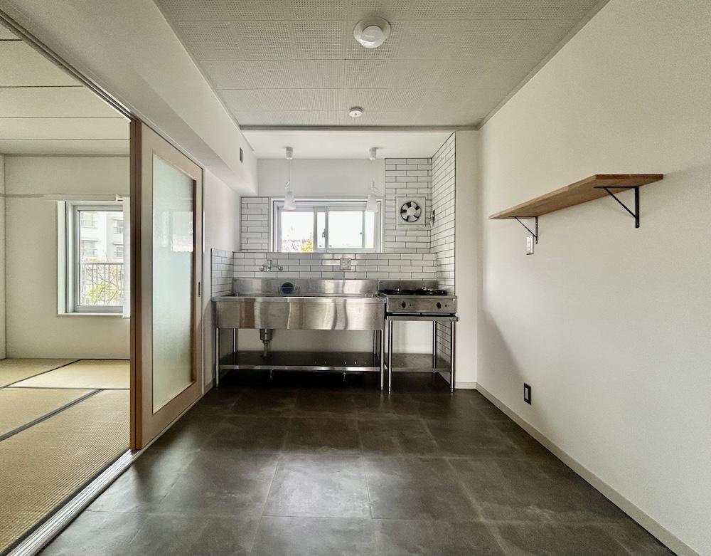 神戸市須磨区高倉台の売買物件/インダストリアルな雰囲気のキッチンが存在感を放ちます