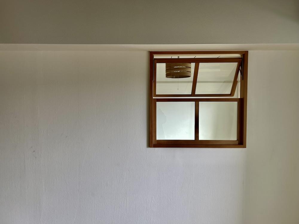 神戸市須磨区高倉台の売買物件/部屋の壁に設けられた小窓のおかげでお互いの存在を微かに感じる