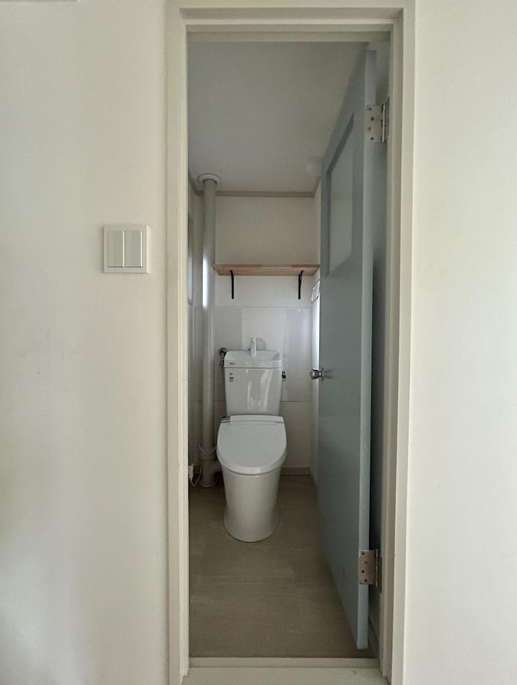 神戸市須磨区高倉台の売買物件/トイレは淡いブルーの扉