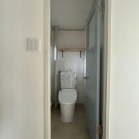 神戸市須磨区高倉台の売買物件/トイレは淡いブルーの扉
