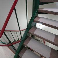 神戸市中央区北野町の賃貸物件/3階、屋上へつながる階段。