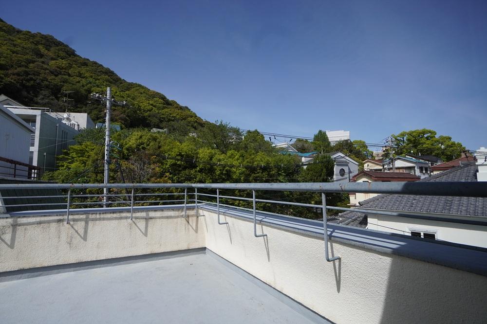 神戸市中央区北野町の賃貸物件/屋上から山と空。気持ちいい。