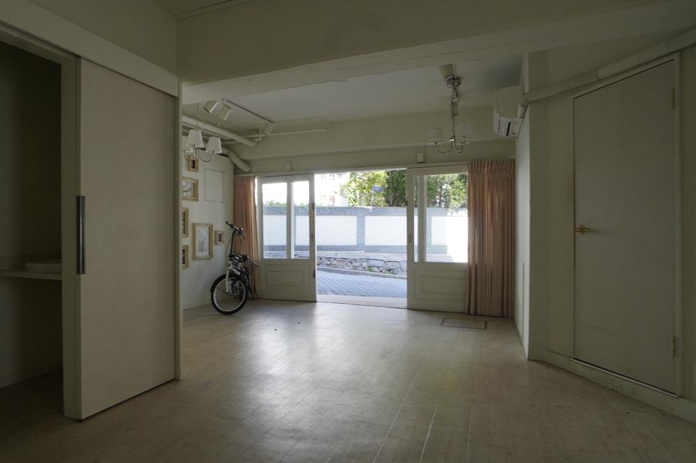 神戸市中央区北野町の賃貸物件/間口が広く、光がよく入る。坂を歩く人と目が合う。