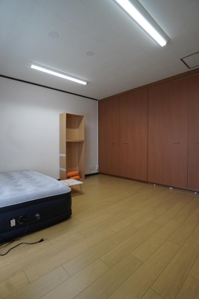 神戸市中央区北野町の賃貸物件/約10帖の大きい洋室。家具の配置の自由度が高い。