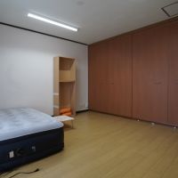 神戸市中央区北野町の賃貸物件/約10帖の大きい洋室。家具の配置の自由度が高い。