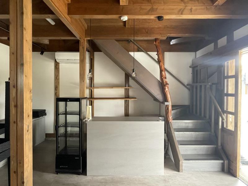 三木市大塚の売買物件/光がよく入る店舗部分