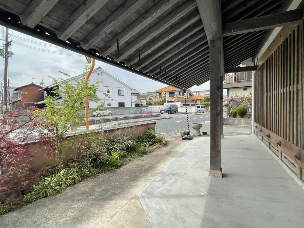 三木市大塚の売買物件/広い軒下スペース。テーブル椅子などを置くのも◎