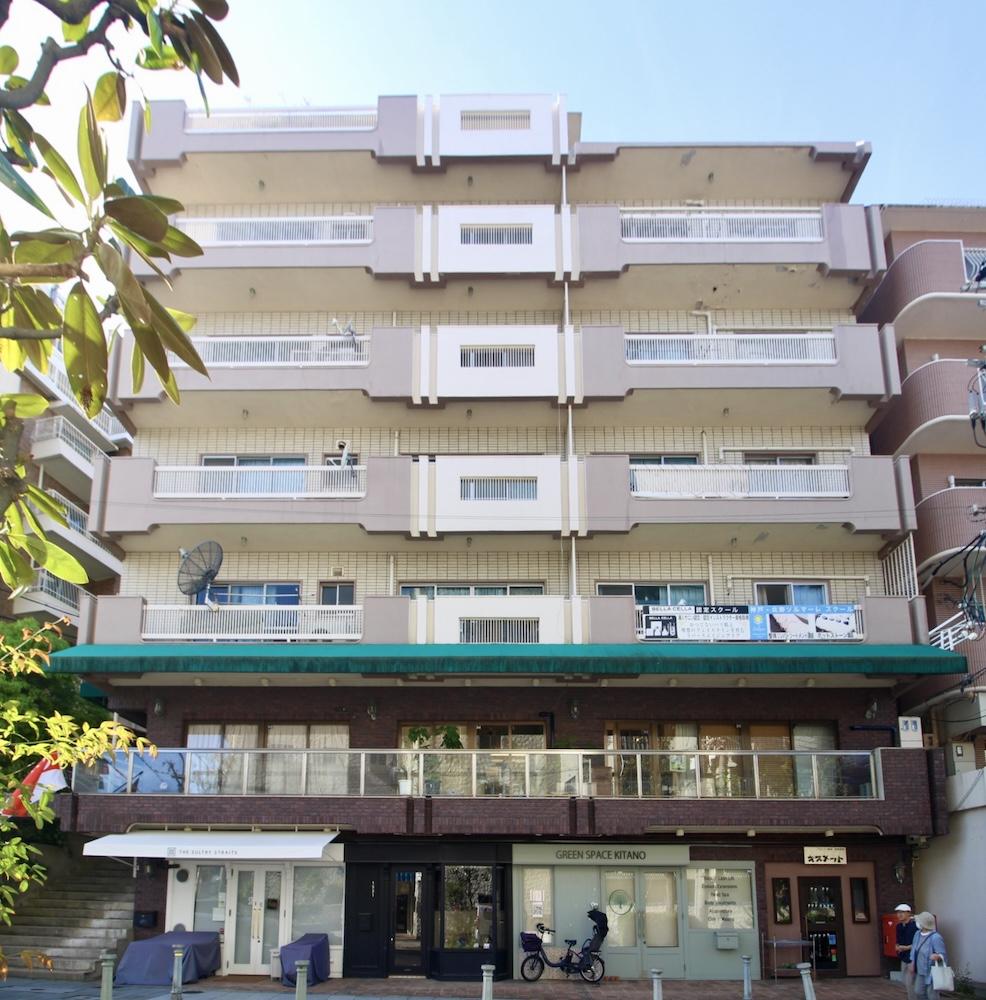 神戸市中央区北野町の売買物件/海外を思わせる店舗のファサードが印象的。