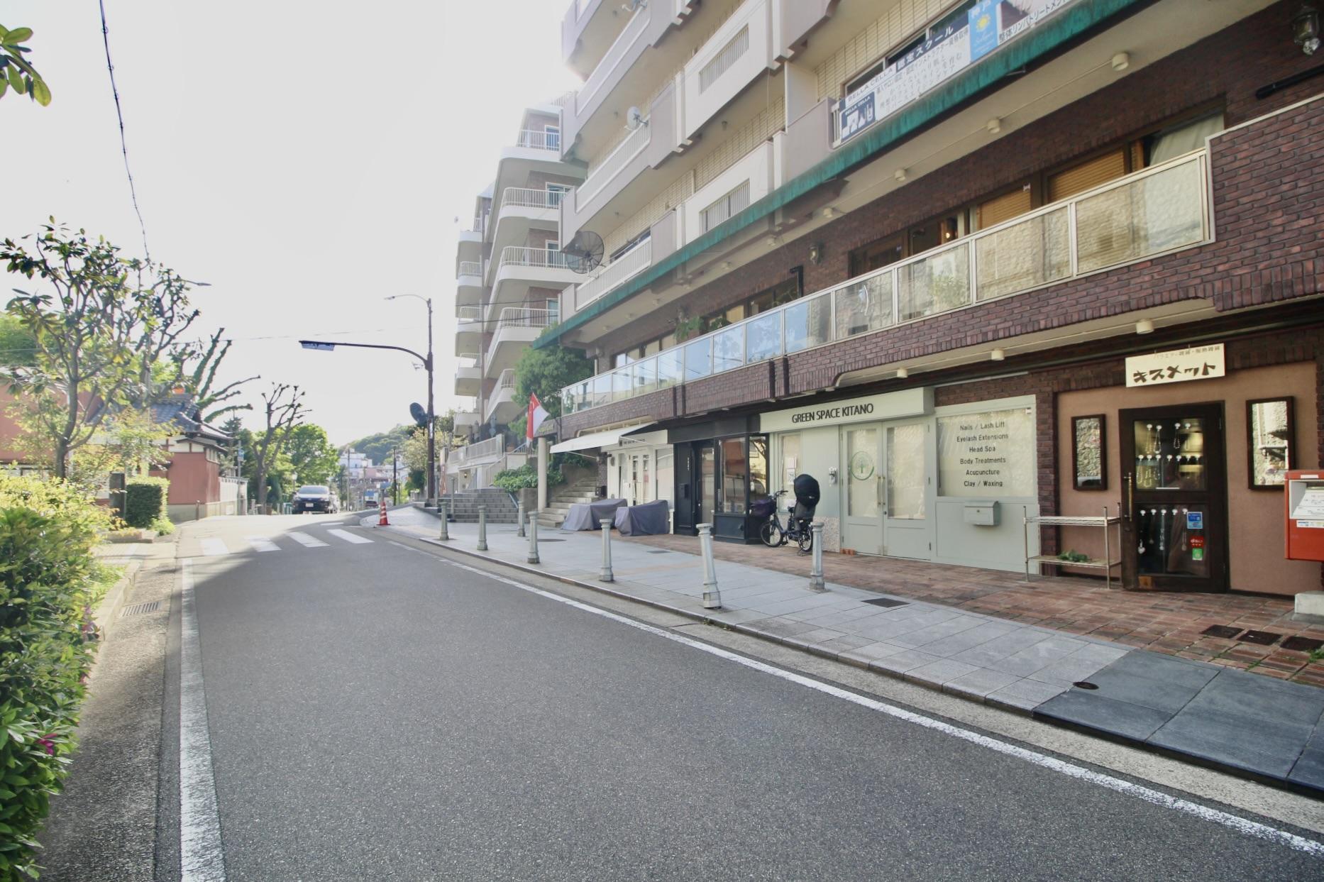 神戸市中央区北野町の売買物件/日中は観光客で賑わう異人館街のメインストリートに面しています。