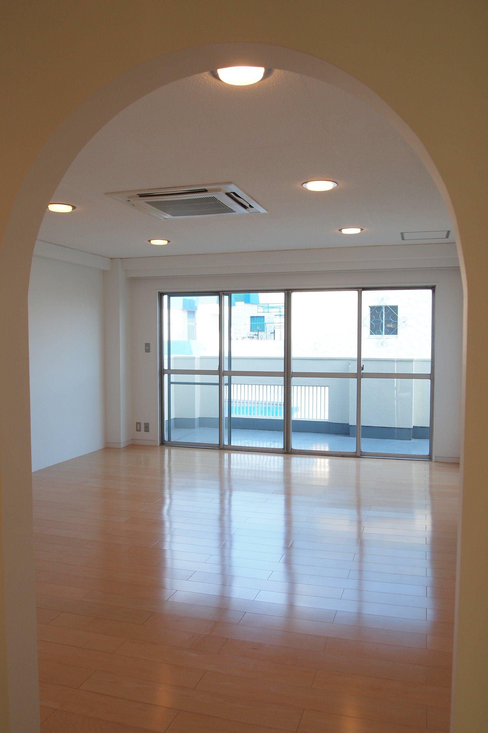 神戸市中央区北野町の売買物件/アールの開口が印象的なリビング（7階）