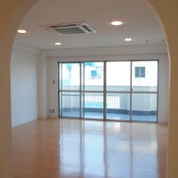 神戸市中央区北野町の売買物件/アールの開口が印象的なリビング（7階）