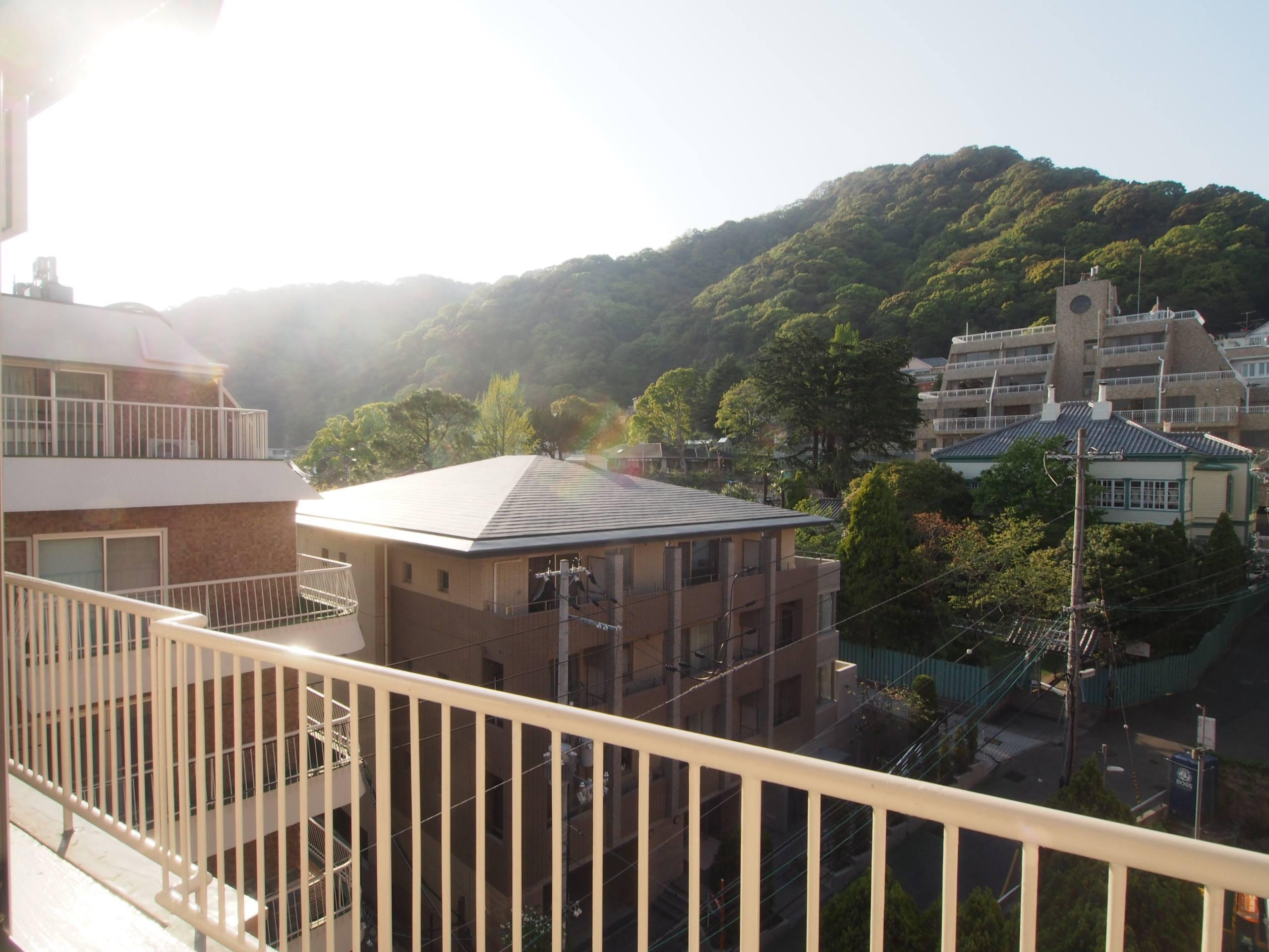 神戸市中央区北野町の売買物件/北側バルコニーから山を一望できます（7階）