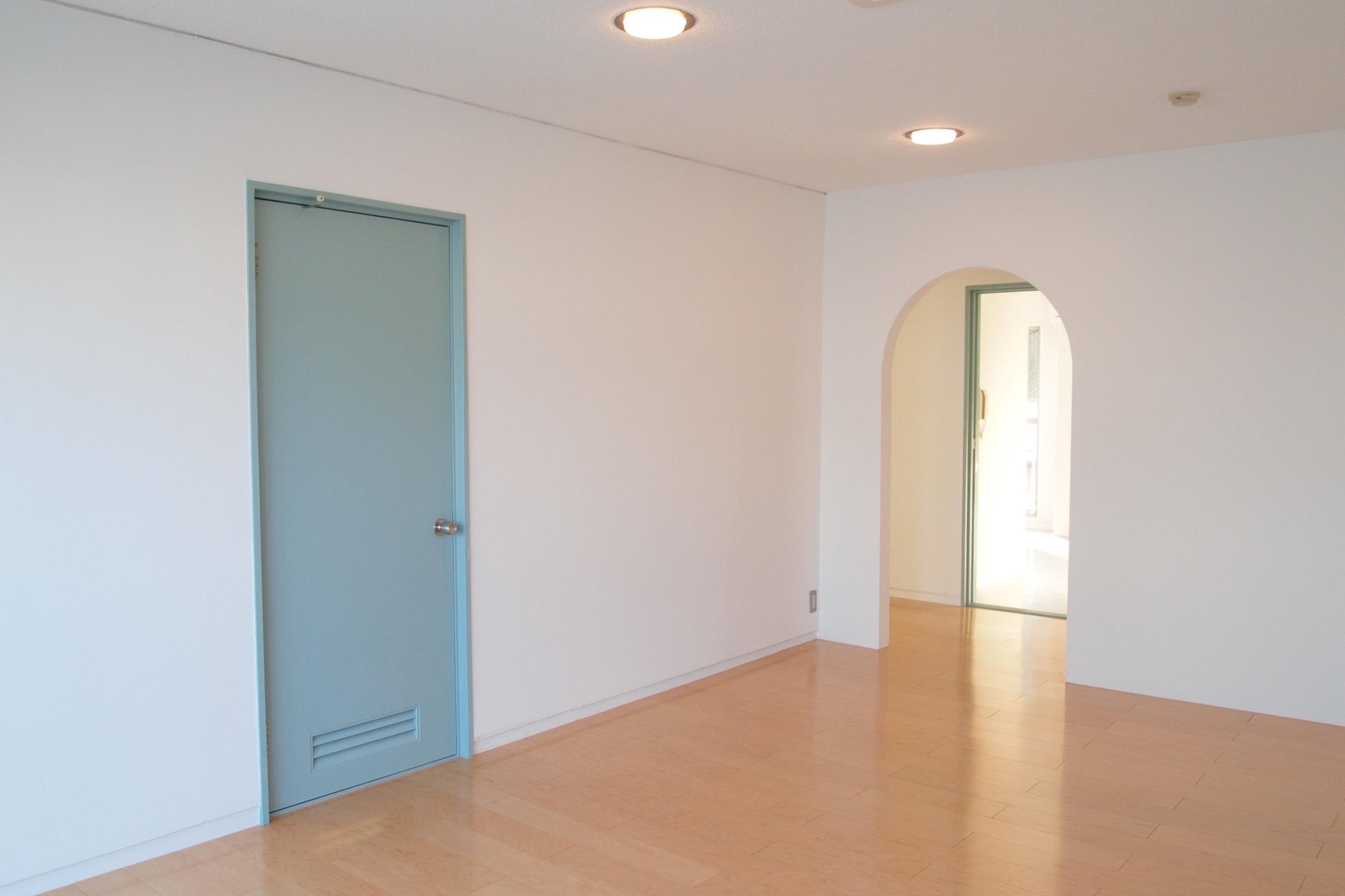 神戸市中央区北野町の売買物件/ブルーグレーの木製建具がアクセント（7階）