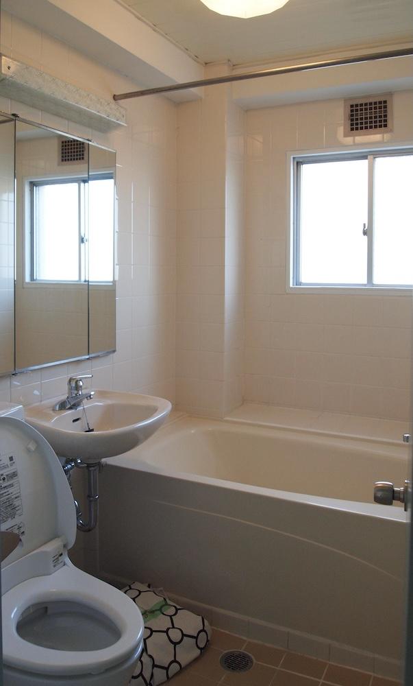 神戸市中央区北野町の売買物件/レトロタイルが残る、外国人仕様のバス・トイレ一体型（7階）