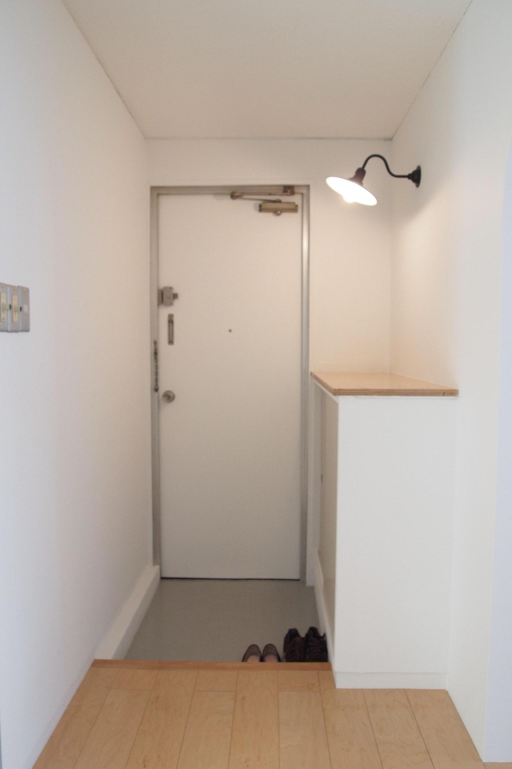 神戸市中央区北野町の売買物件/素敵な照明が迎える玄関（7階）