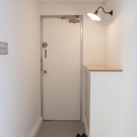 神戸市中央区北野町の売買物件/素敵な照明が迎える玄関（7階）