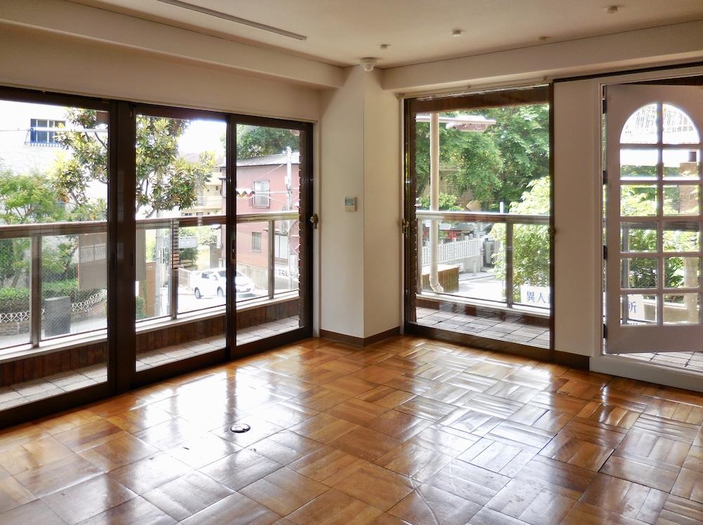 神戸市中央区北野町の売買物件/二面採光、パーケットフローリングと木製建具が魅力の2階店舗区画（5月末退去予定）