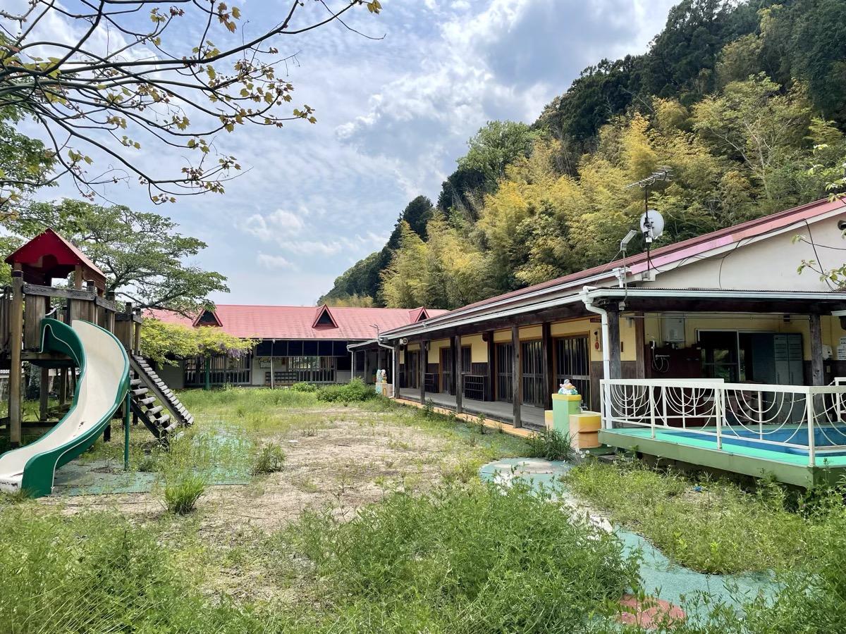 宍粟市山崎町上寺の売買物件/遊具やプールなどもそのままの学び舎の姿