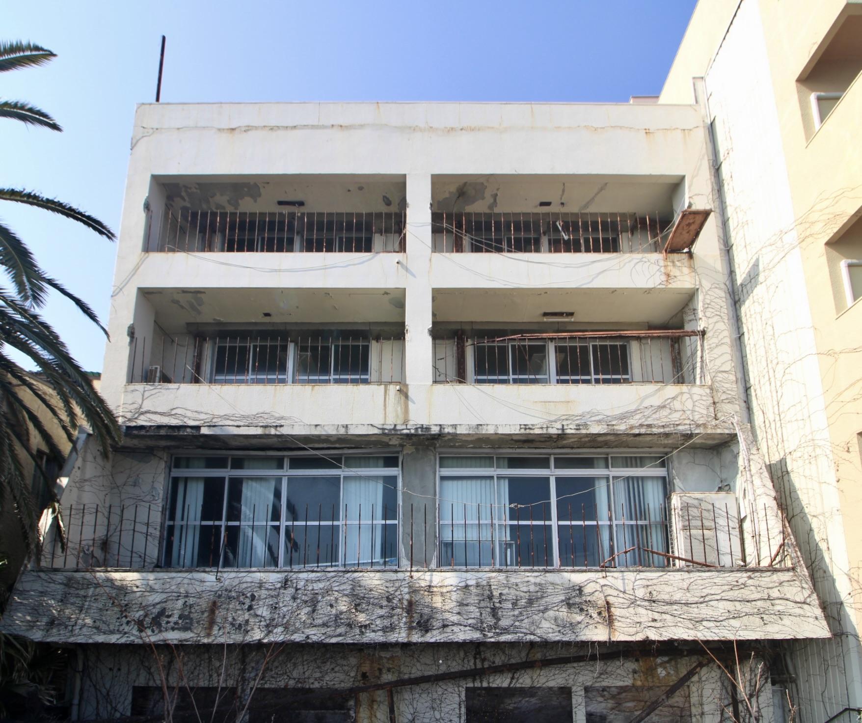 神戸市垂水区塩屋町の売買物件/コンクリートの剥落に、漏水、亀裂も多数。インフラも要調査。