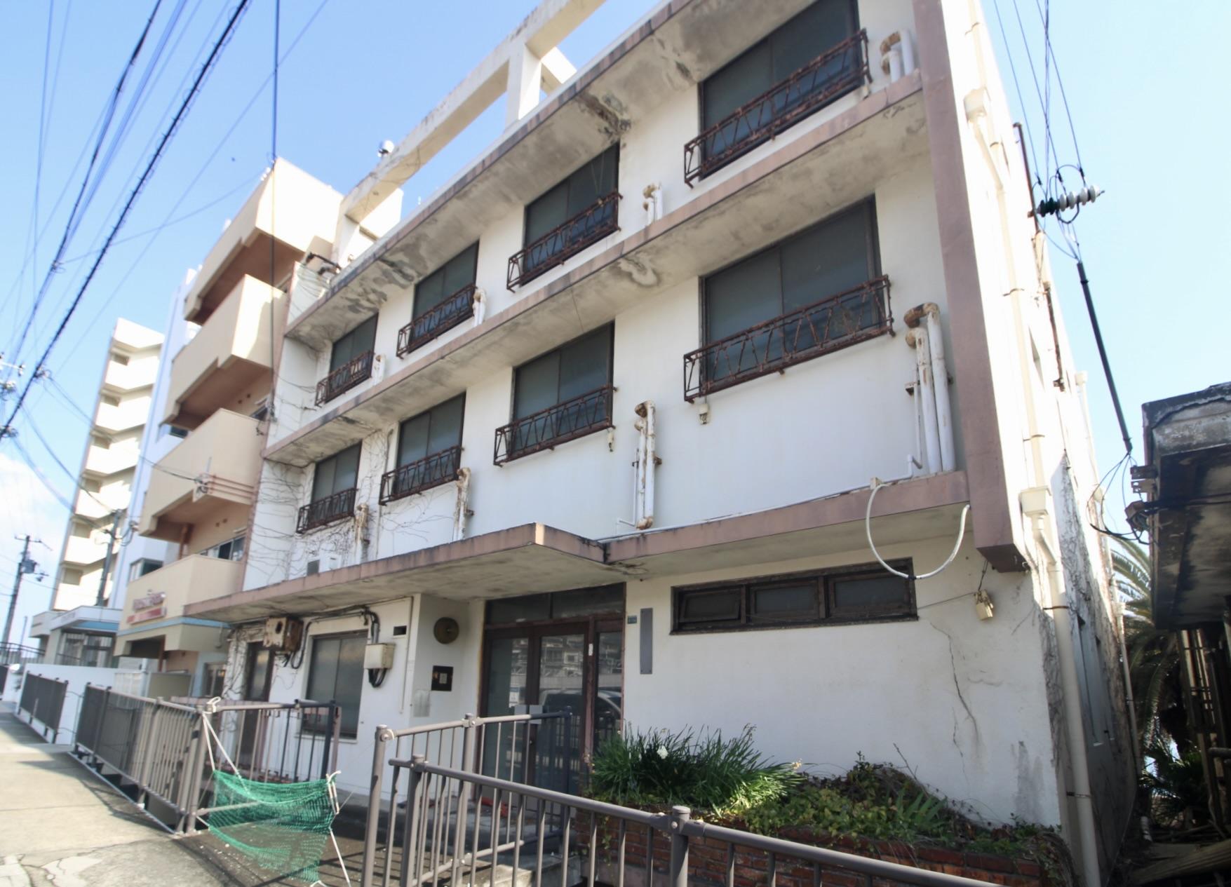 神戸市垂水区塩屋町の売買物件/北側もなかなかの荒廃具合。2階部分（高低差の関係で実質1階）がエントランス。