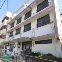 神戸市垂水区塩屋町の売買物件/北側もなかなかの荒廃具合。2階部分（高低差の関係で実質1階）がエントランス。