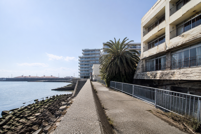 神戸市垂水区塩屋町の売買物件/海際最前線の特等席、廃ビルあり。