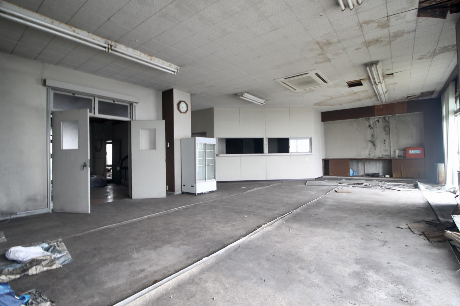 神戸市垂水区塩屋町の売買物件/天井や柱から漏水しているけど、海を望める2階食堂。