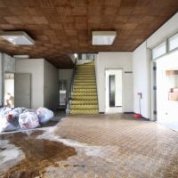 神戸市垂水区塩屋町の売買物件/どこから漏水しているのかも分からない、2階エントランスホール。